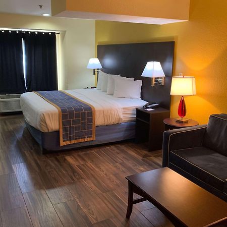 Days Inn & Suites By Wyndham Tampa/Raymond James Stadium Exteriör bild