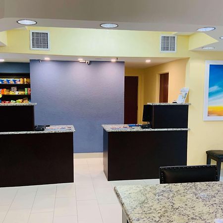 Days Inn & Suites By Wyndham Tampa/Raymond James Stadium Exteriör bild