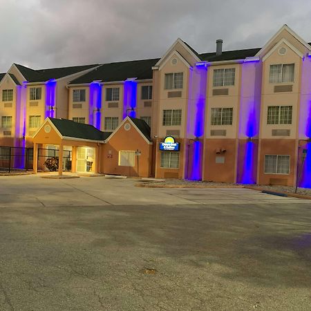 Days Inn & Suites By Wyndham Tampa/Raymond James Stadium Exteriör bild