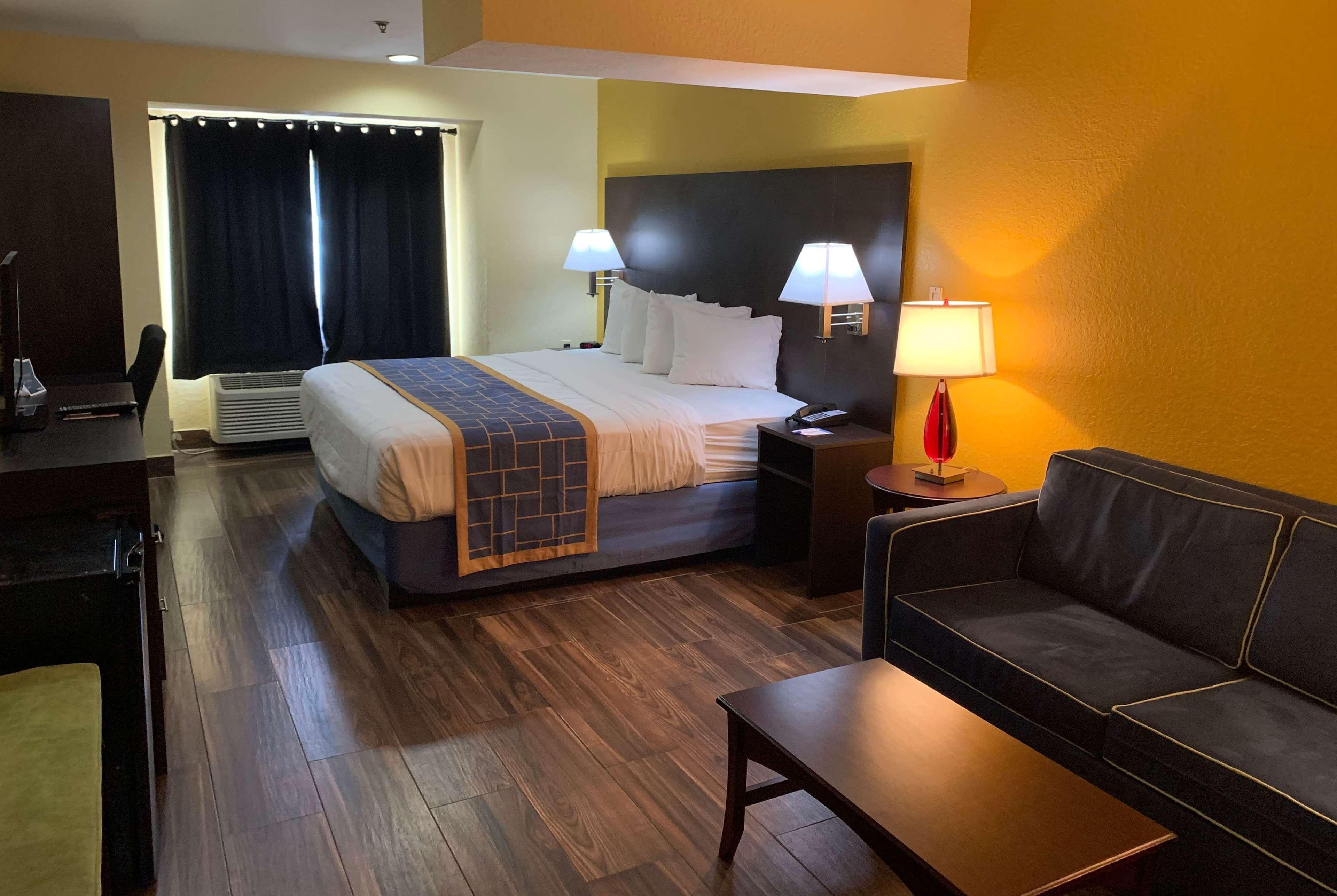 Days Inn & Suites By Wyndham Tampa/Raymond James Stadium Exteriör bild