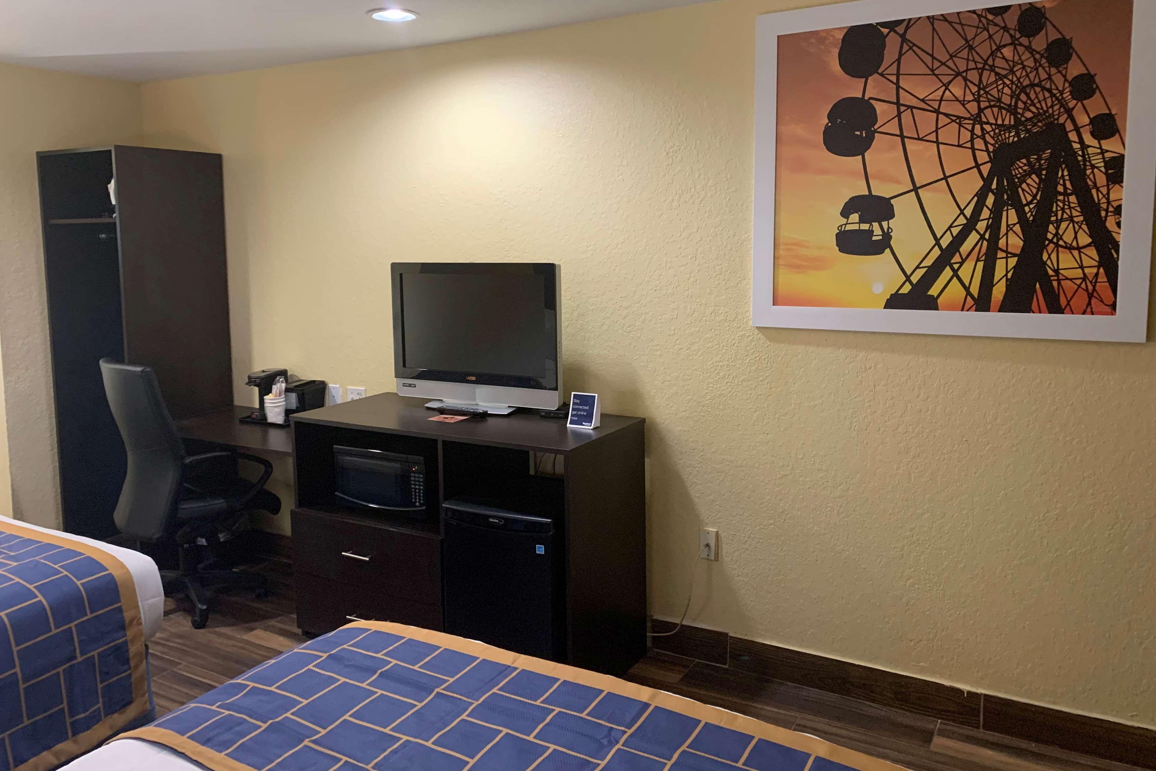 Days Inn & Suites By Wyndham Tampa/Raymond James Stadium Exteriör bild