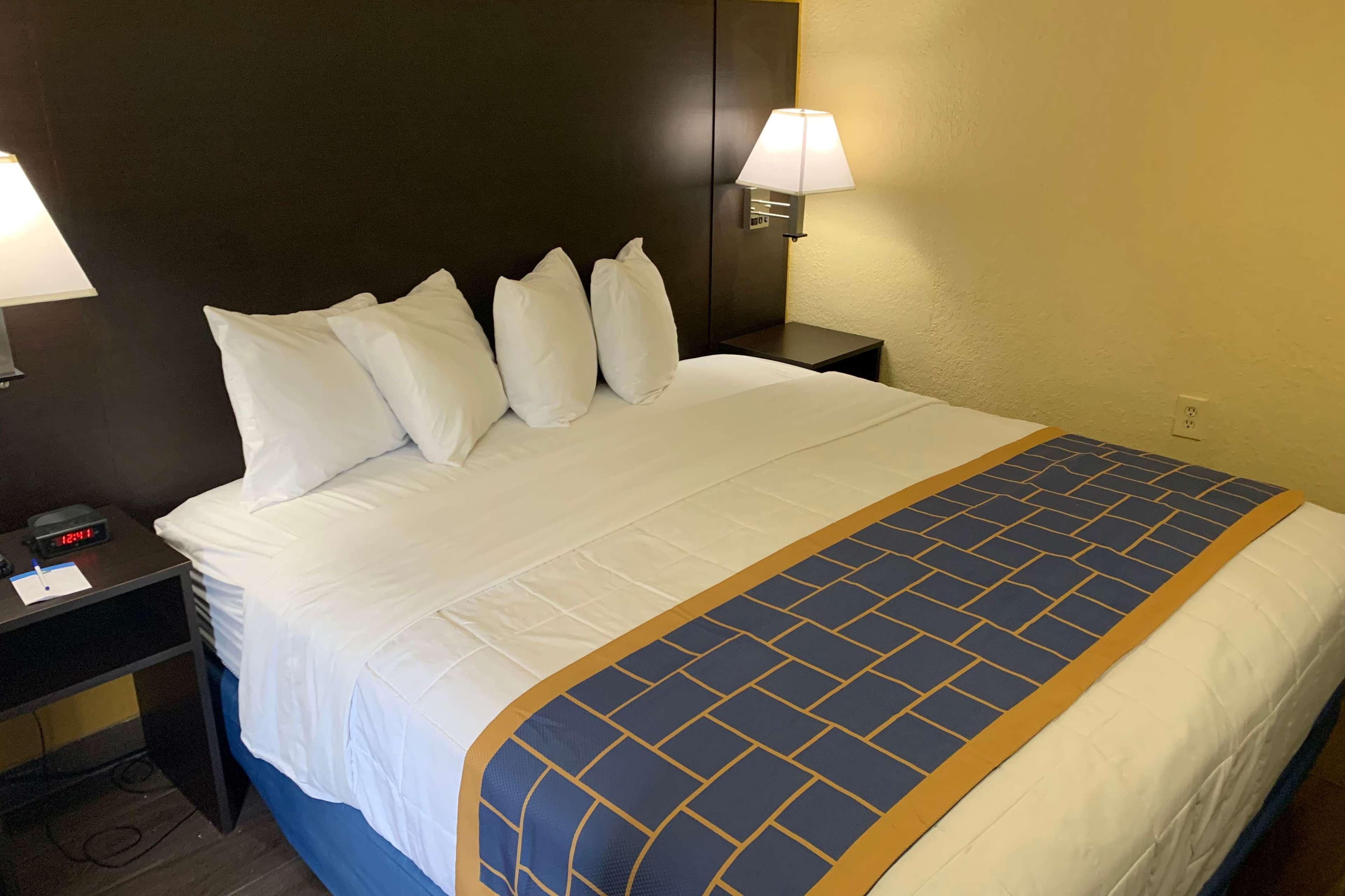 Days Inn & Suites By Wyndham Tampa/Raymond James Stadium Exteriör bild