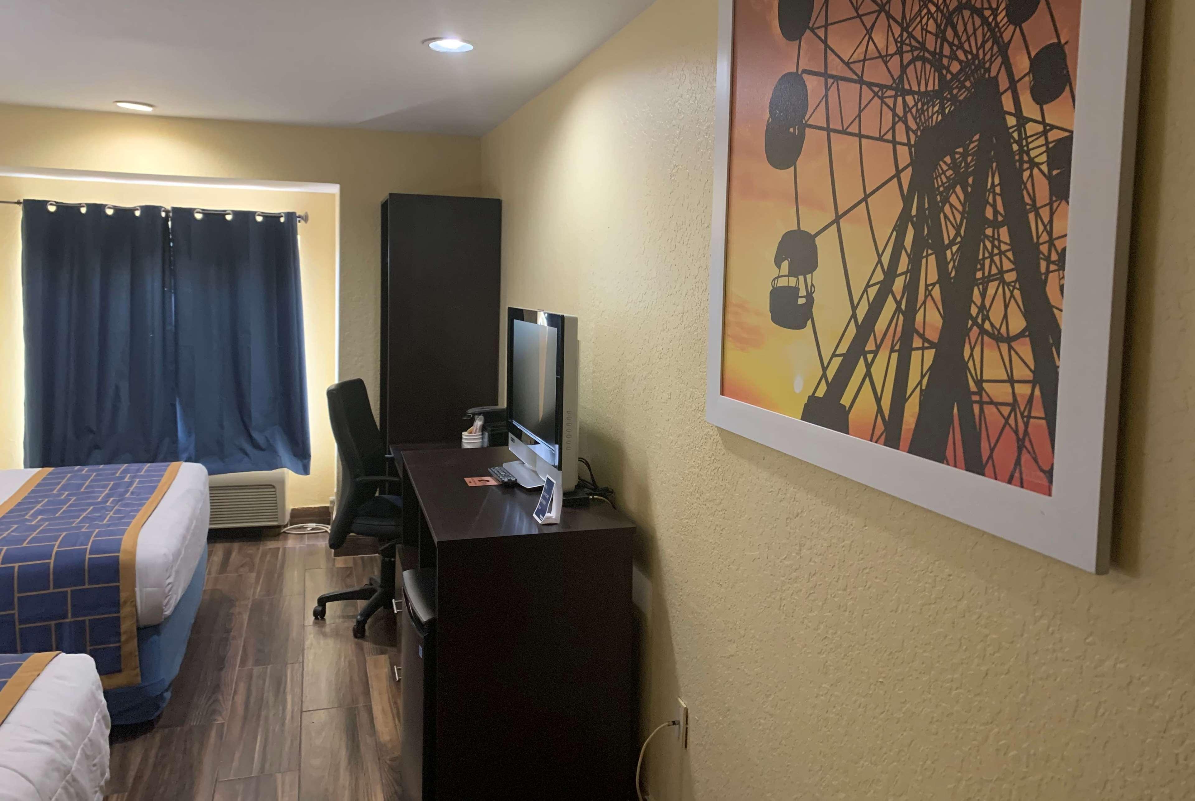 Days Inn & Suites By Wyndham Tampa/Raymond James Stadium Exteriör bild