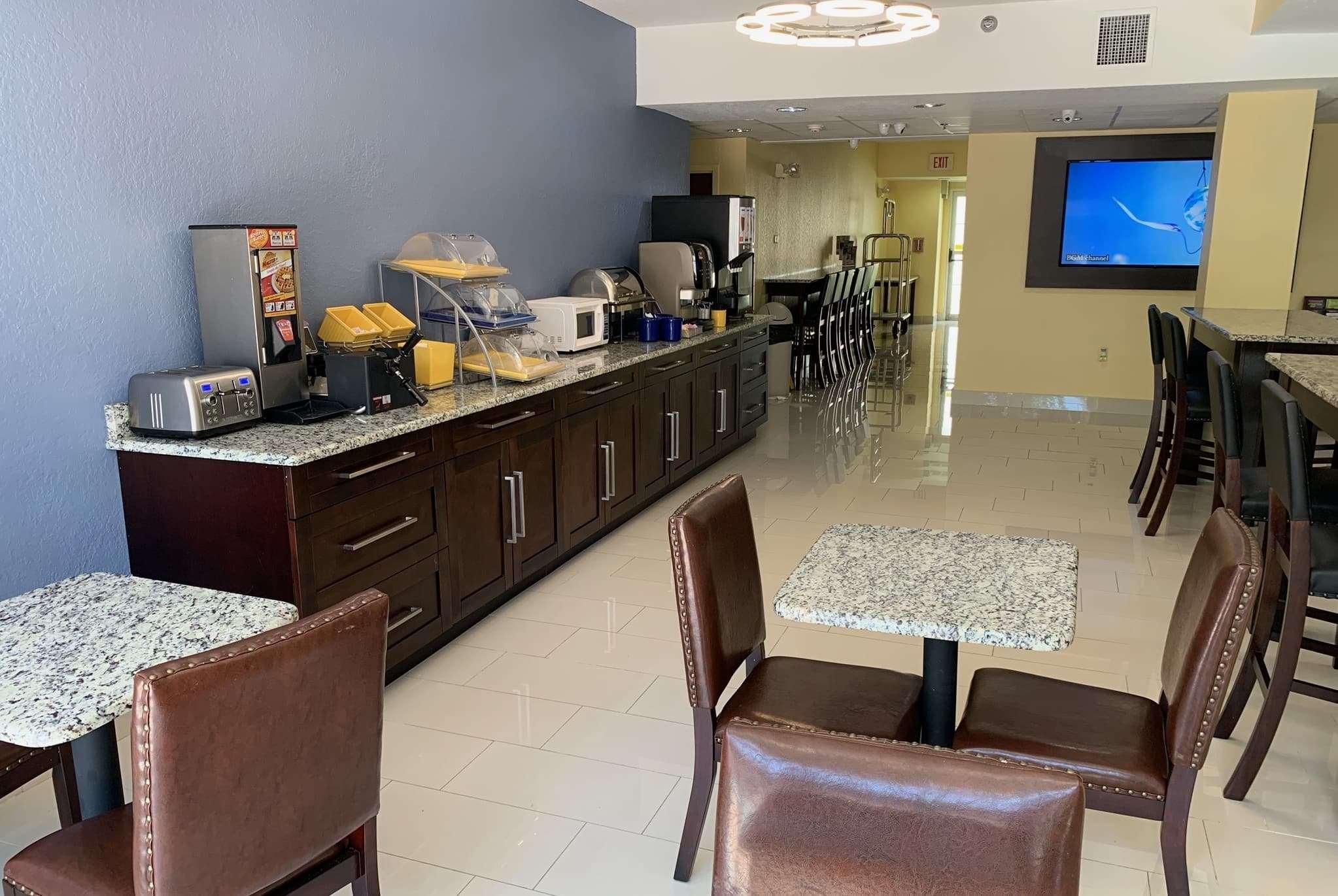 Days Inn & Suites By Wyndham Tampa/Raymond James Stadium Exteriör bild