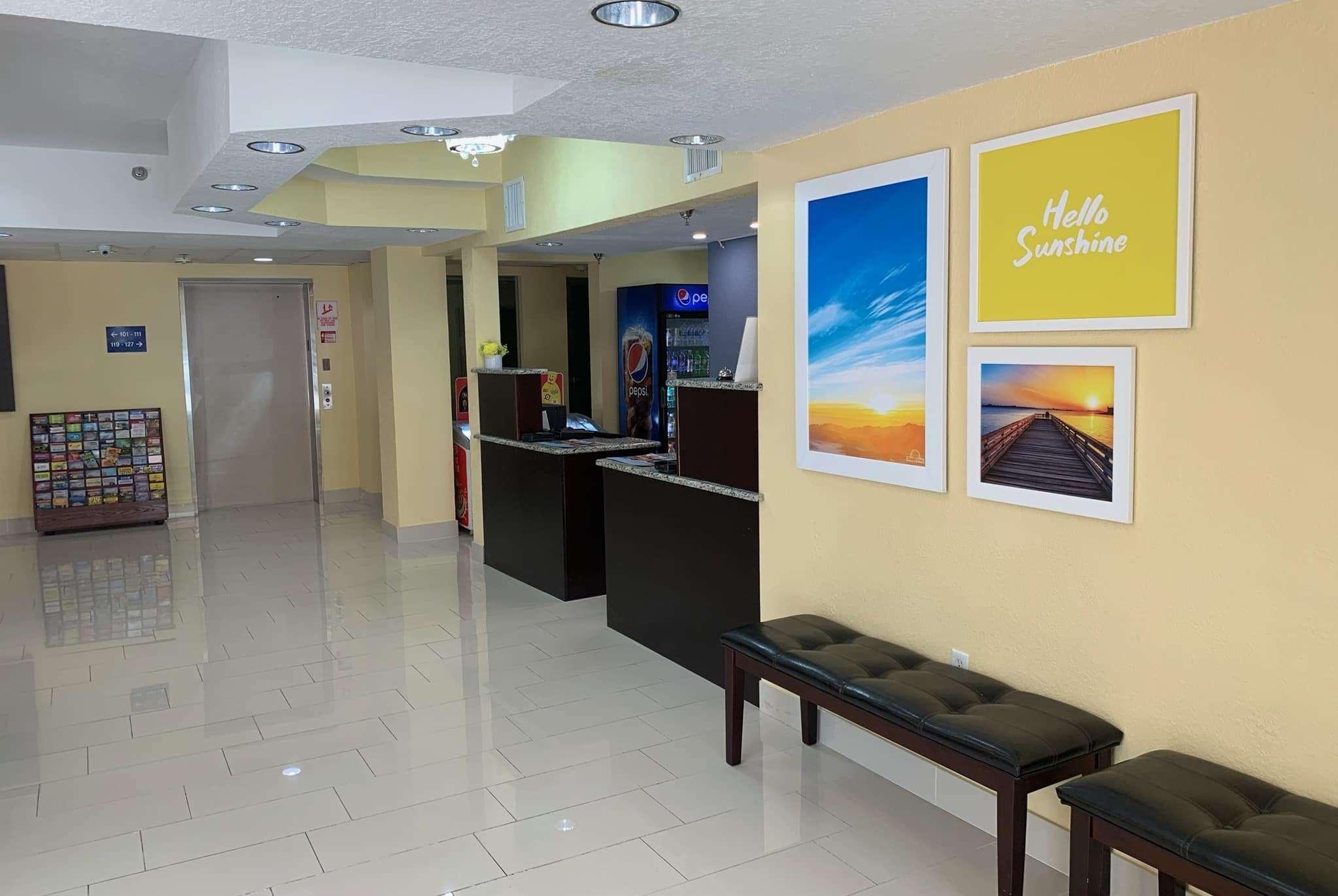 Days Inn & Suites By Wyndham Tampa/Raymond James Stadium Exteriör bild