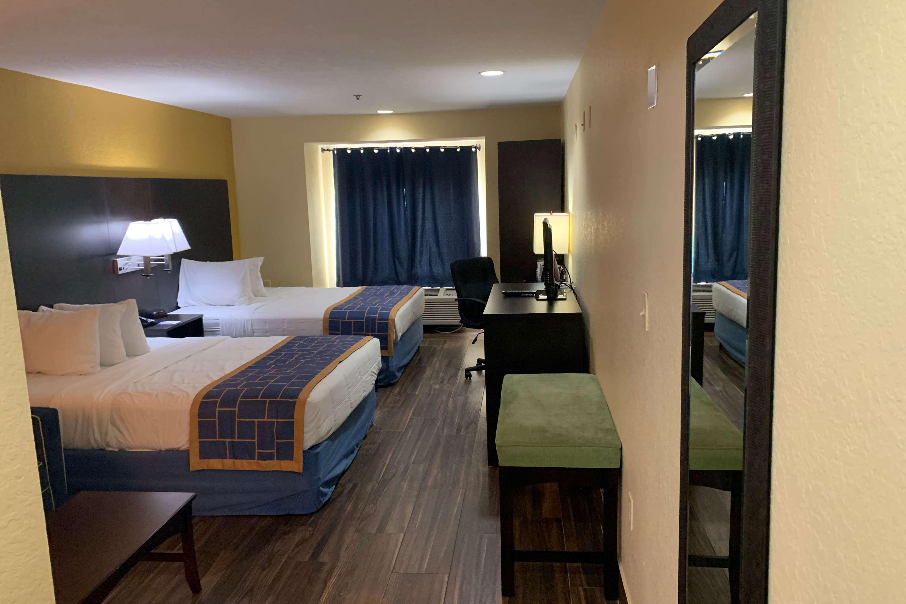 Days Inn & Suites By Wyndham Tampa/Raymond James Stadium Exteriör bild