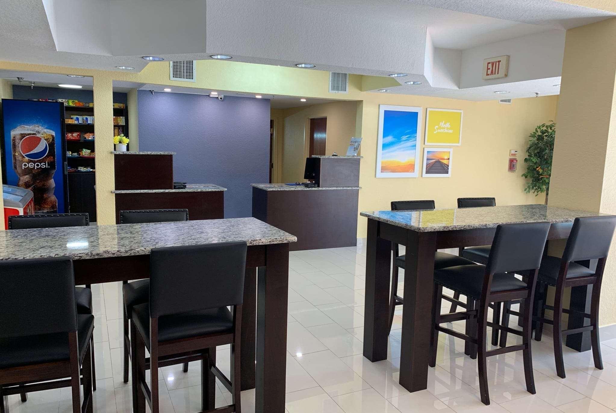 Days Inn & Suites By Wyndham Tampa/Raymond James Stadium Exteriör bild