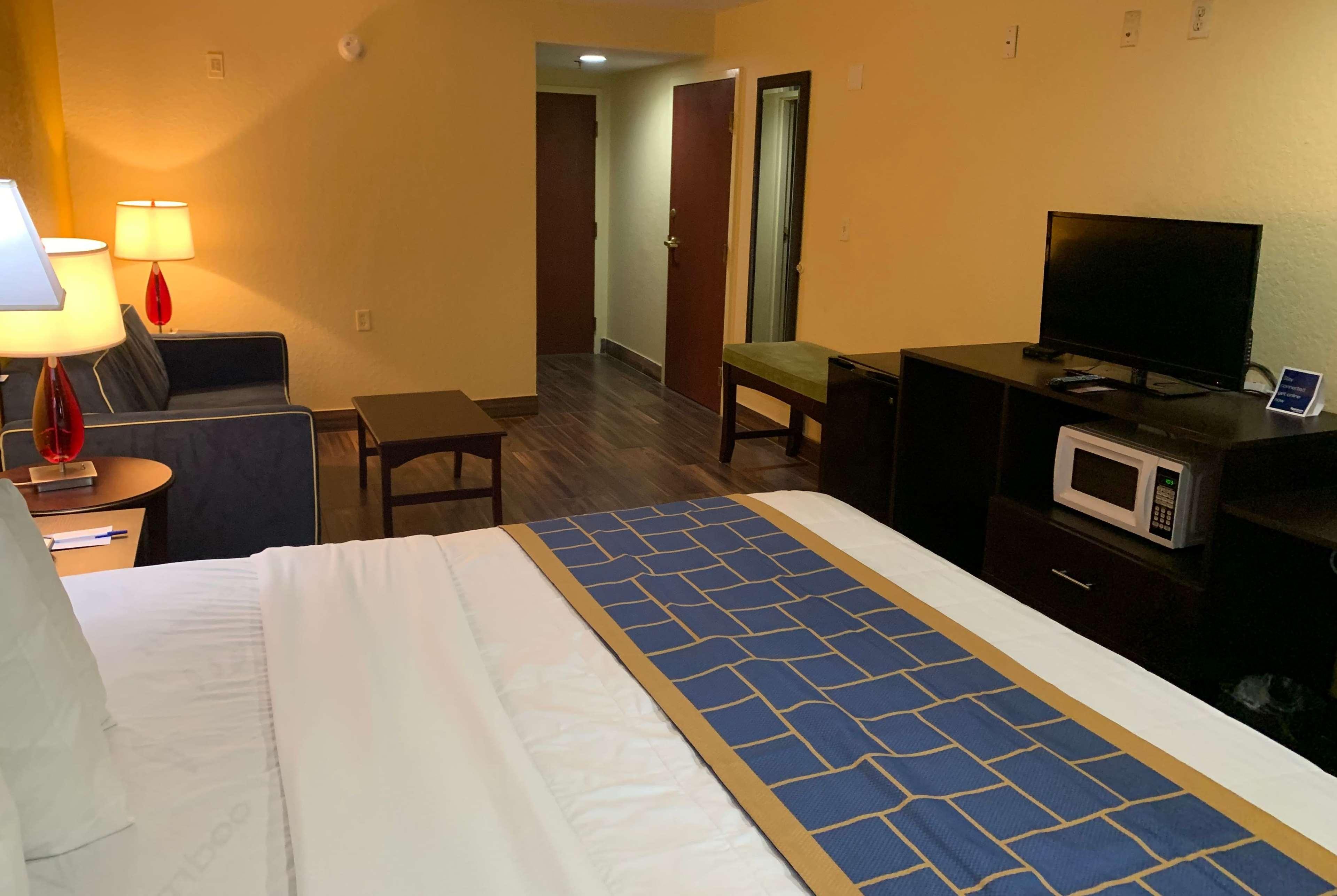 Days Inn & Suites By Wyndham Tampa/Raymond James Stadium Exteriör bild