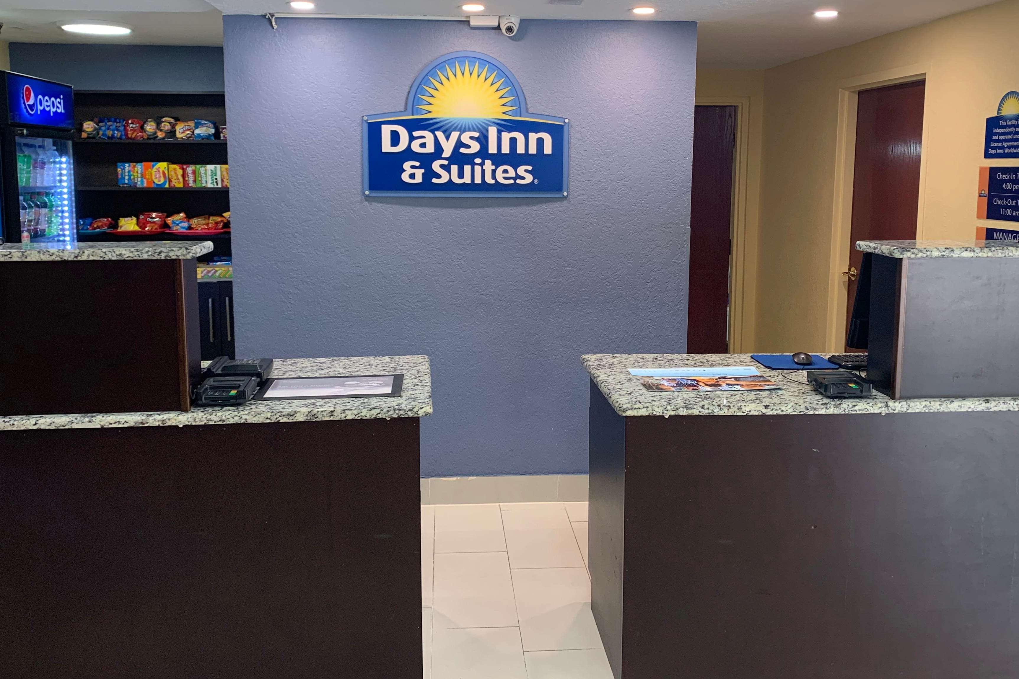 Days Inn & Suites By Wyndham Tampa/Raymond James Stadium Exteriör bild