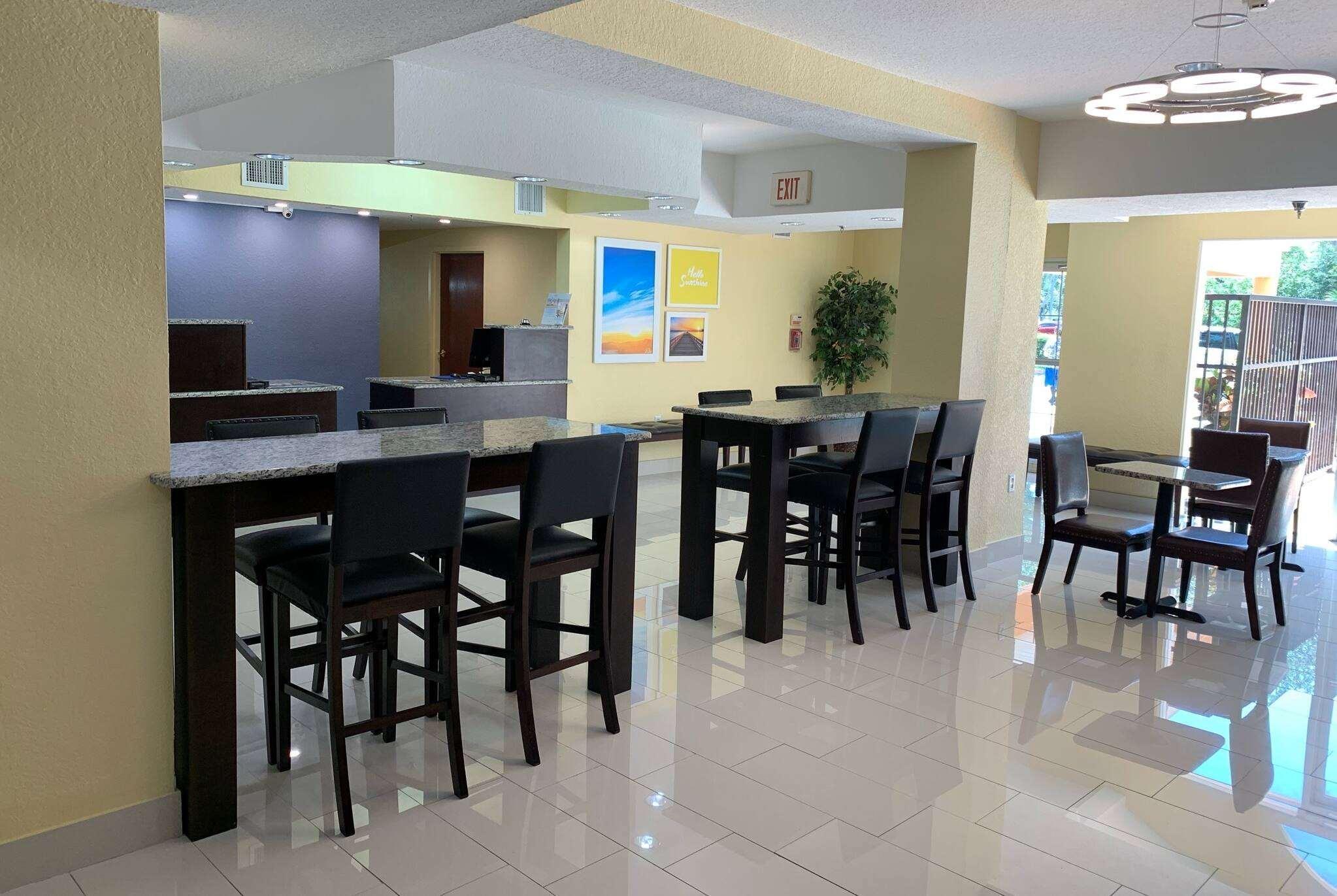 Days Inn & Suites By Wyndham Tampa/Raymond James Stadium Exteriör bild