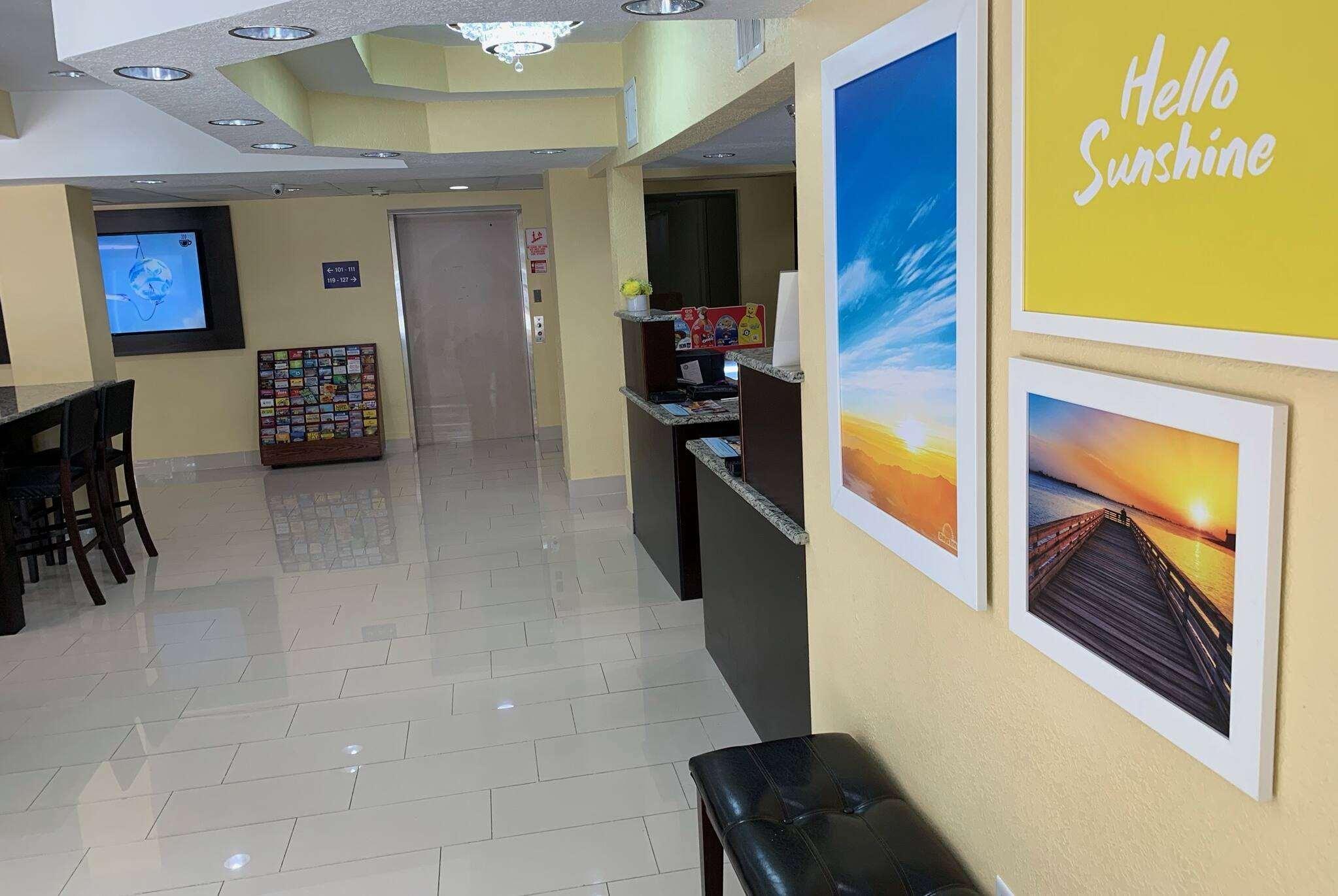 Days Inn & Suites By Wyndham Tampa/Raymond James Stadium Exteriör bild