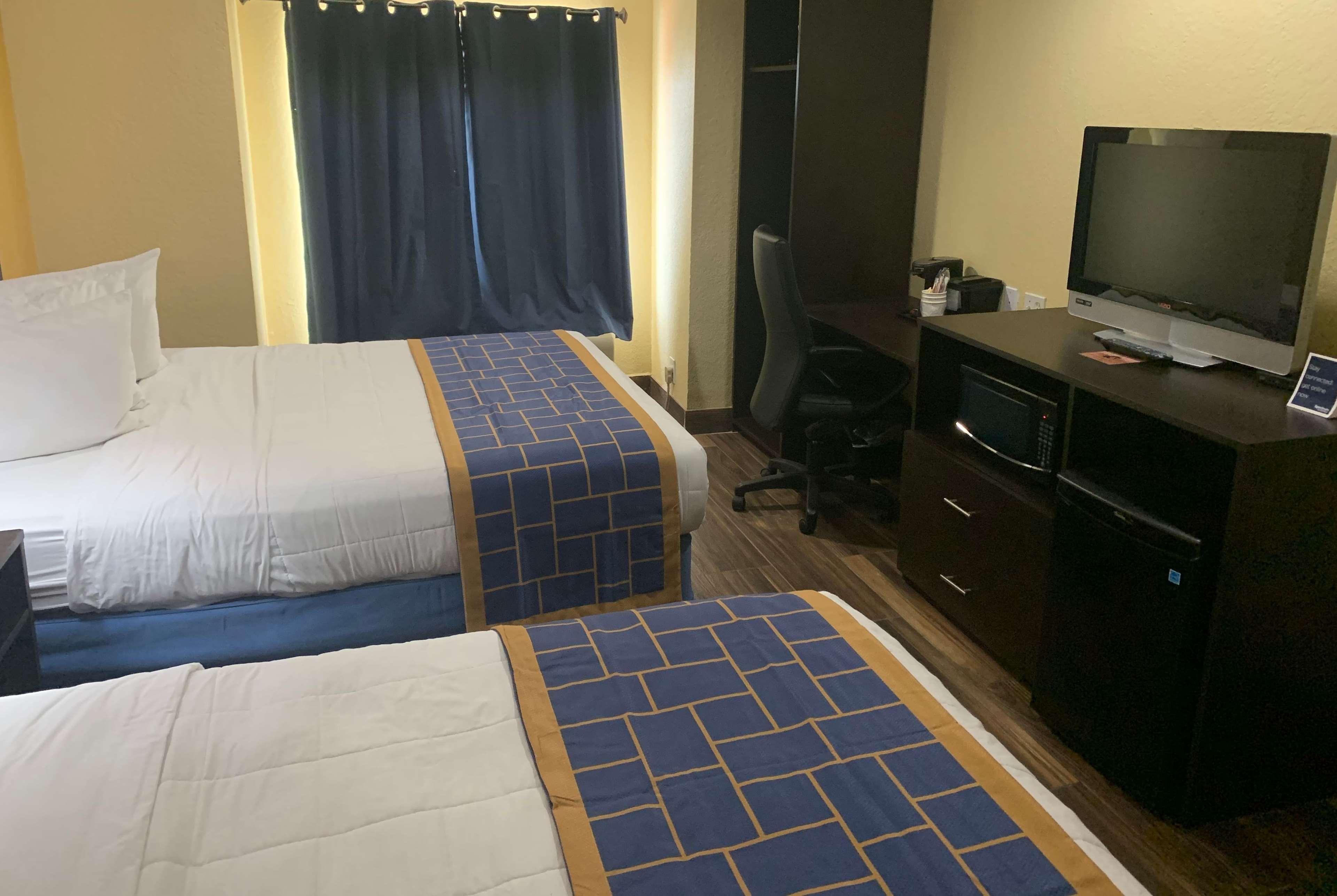 Days Inn & Suites By Wyndham Tampa/Raymond James Stadium Exteriör bild