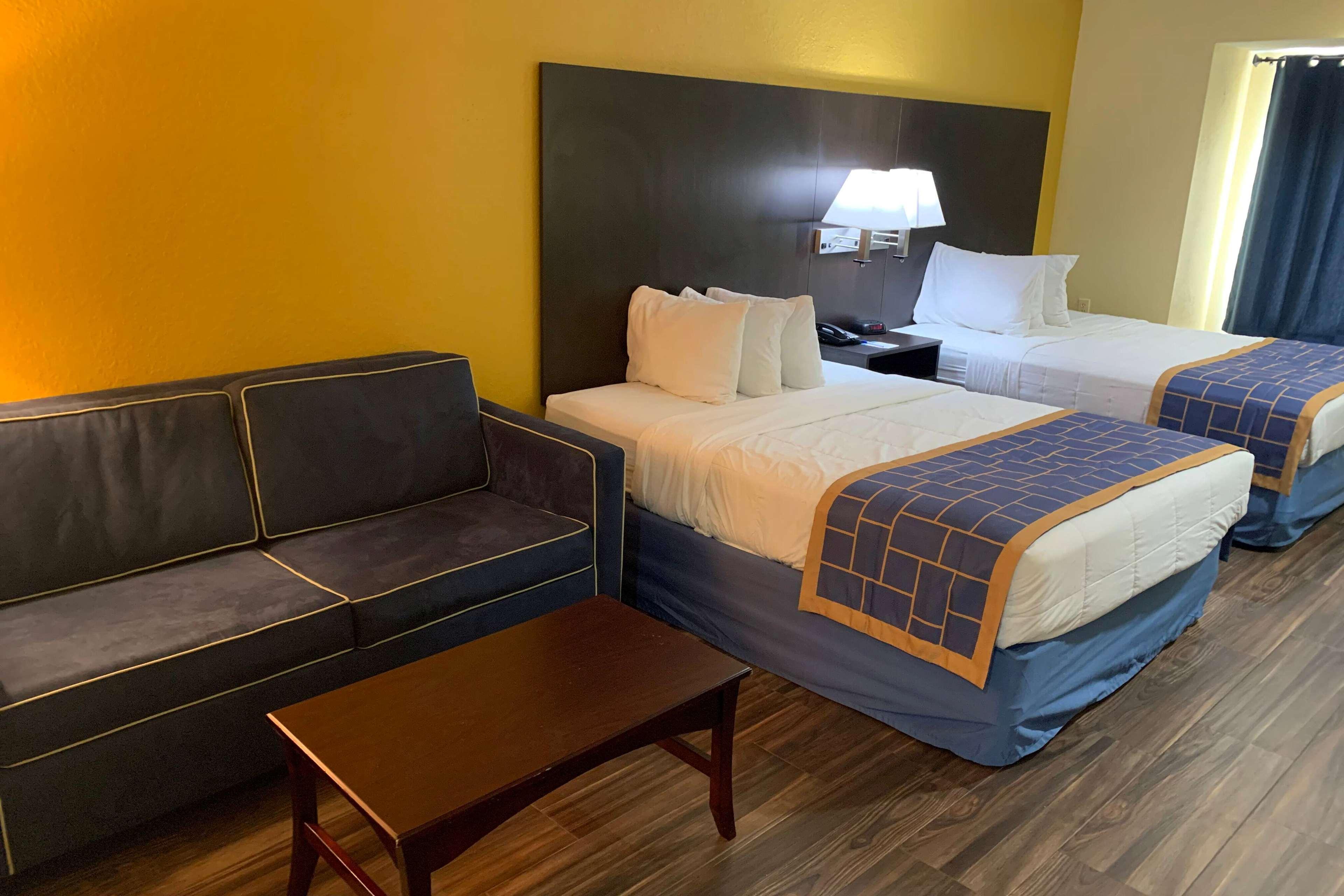 Days Inn & Suites By Wyndham Tampa/Raymond James Stadium Exteriör bild
