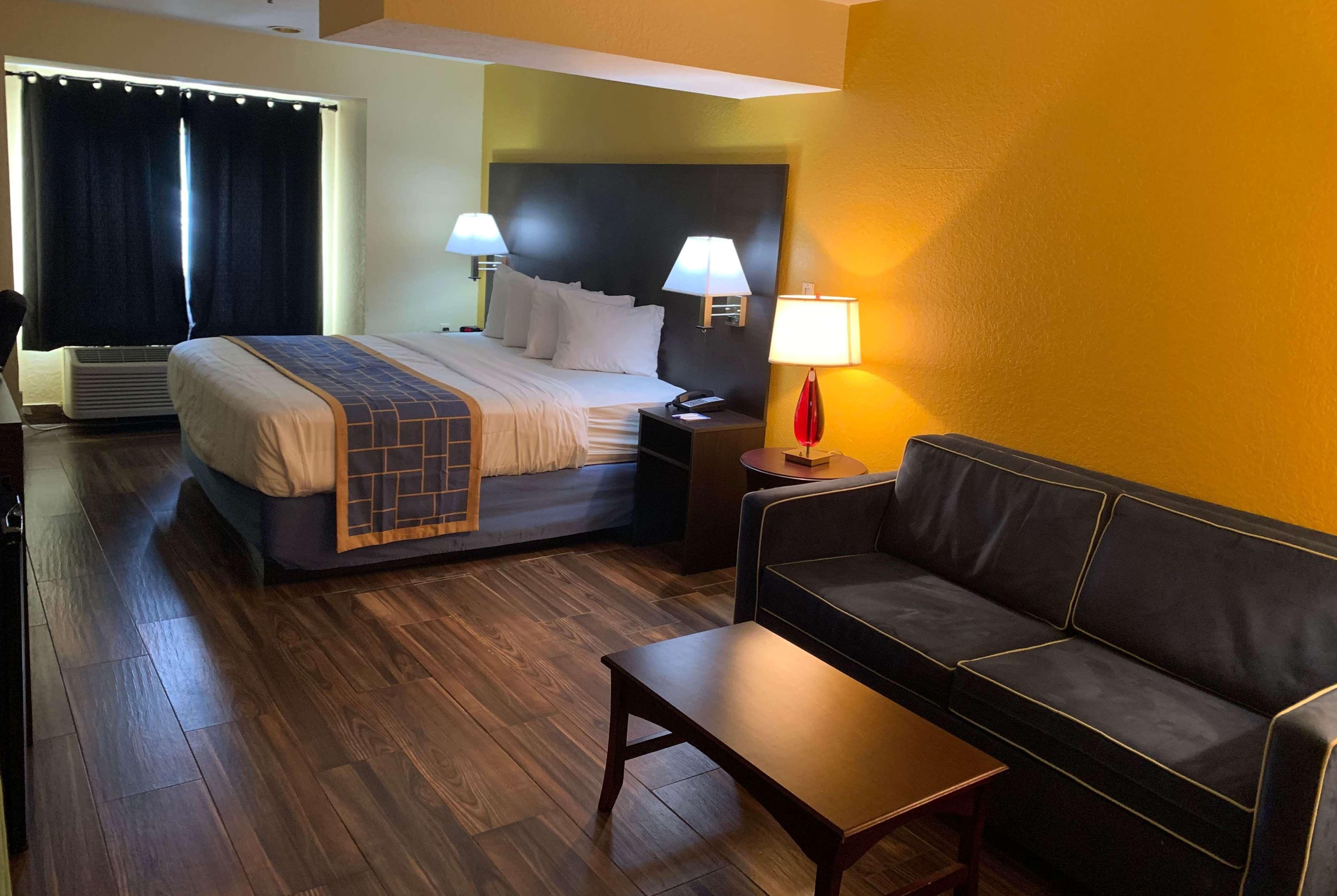 Days Inn & Suites By Wyndham Tampa/Raymond James Stadium Exteriör bild