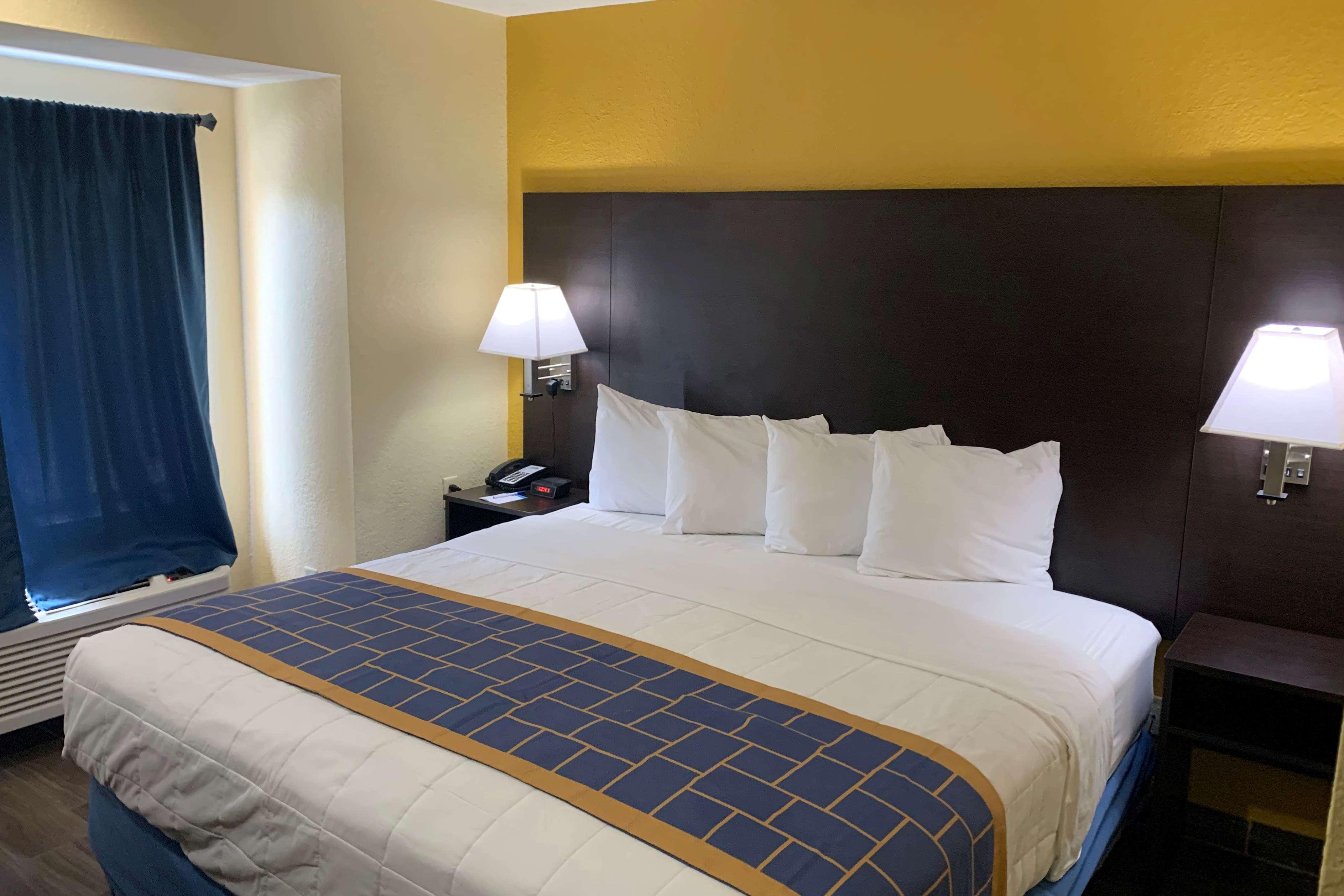 Days Inn & Suites By Wyndham Tampa/Raymond James Stadium Exteriör bild