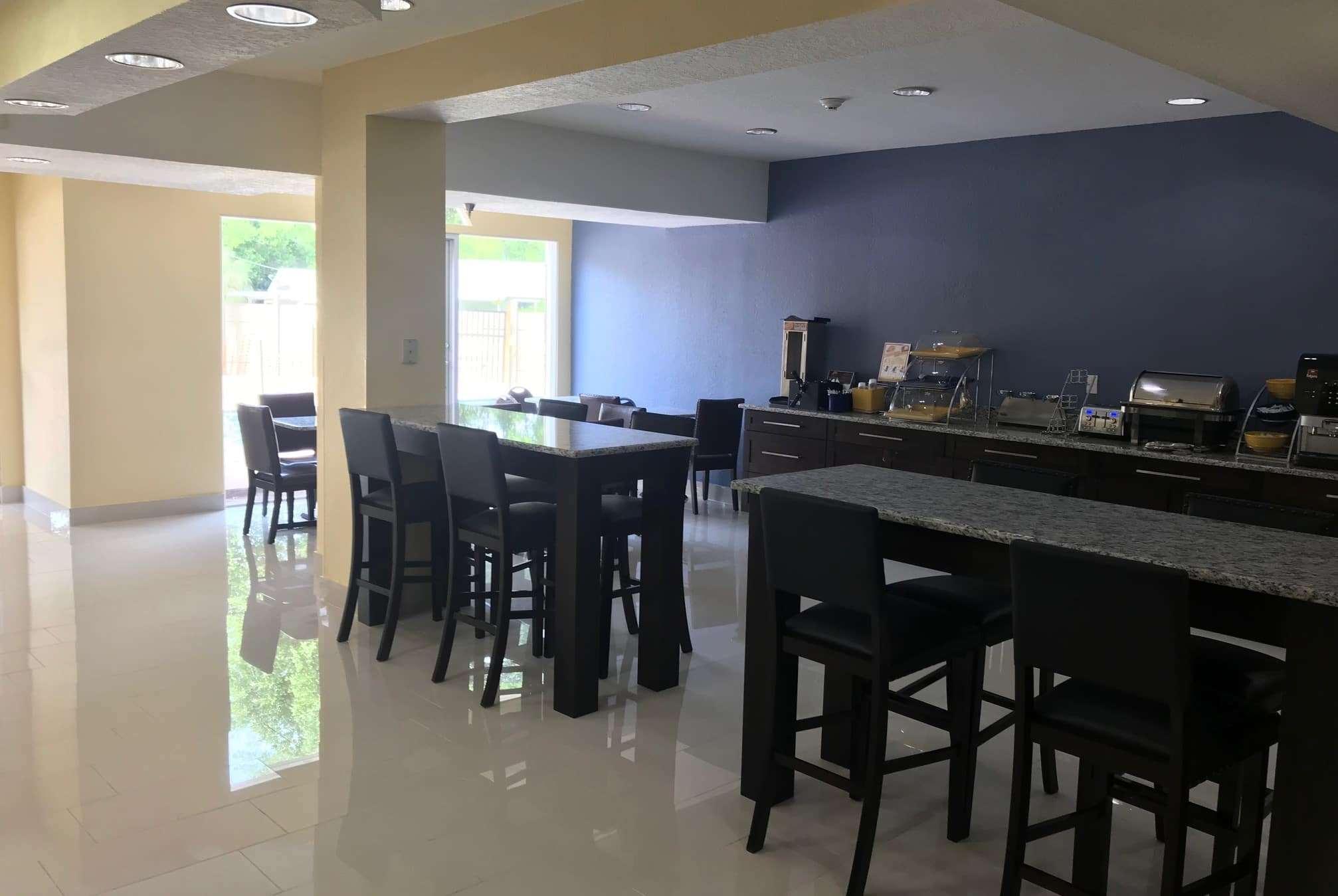 Days Inn & Suites By Wyndham Tampa/Raymond James Stadium Exteriör bild