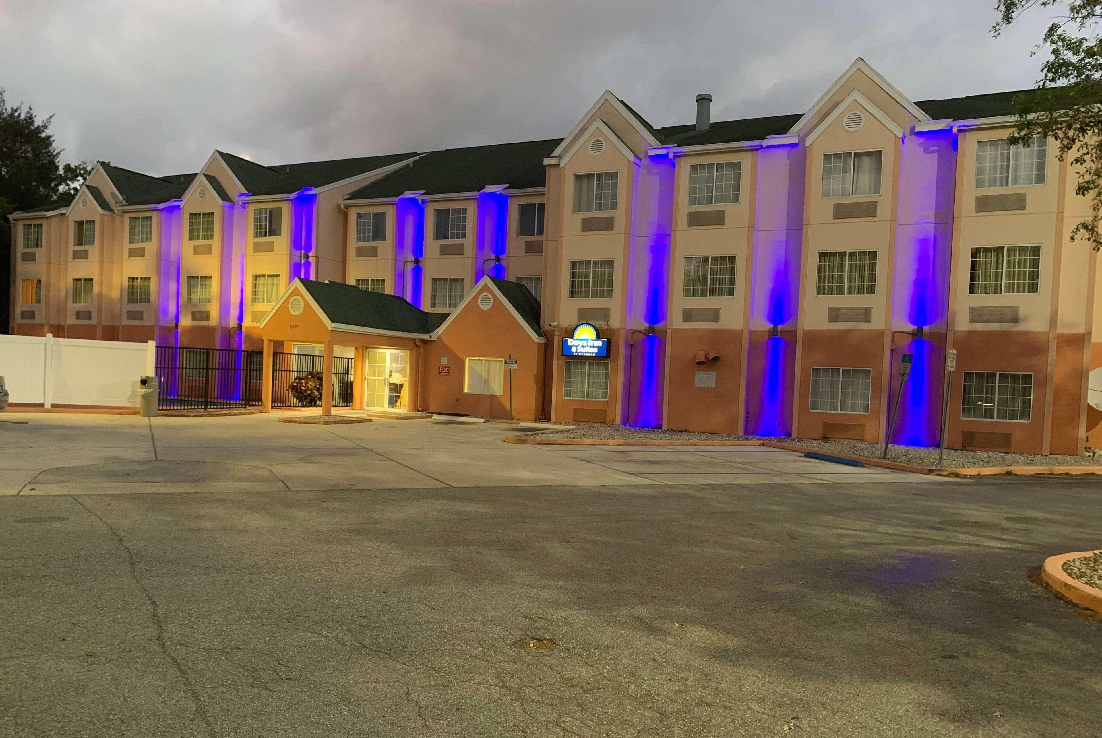 Days Inn & Suites By Wyndham Tampa/Raymond James Stadium Exteriör bild