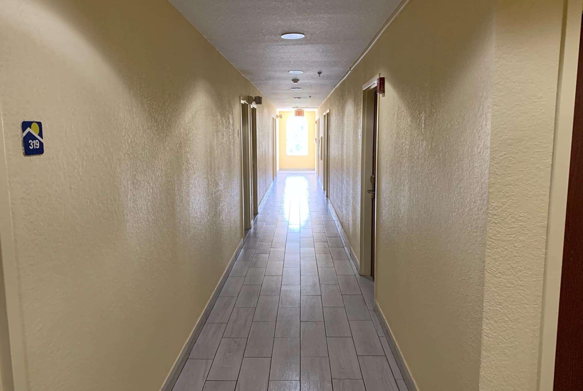 Days Inn & Suites By Wyndham Tampa/Raymond James Stadium Exteriör bild