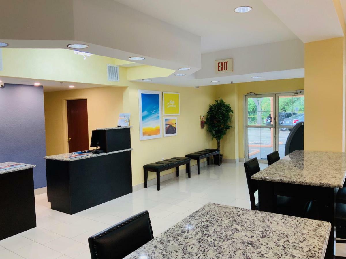 Days Inn & Suites By Wyndham Tampa/Raymond James Stadium Exteriör bild
