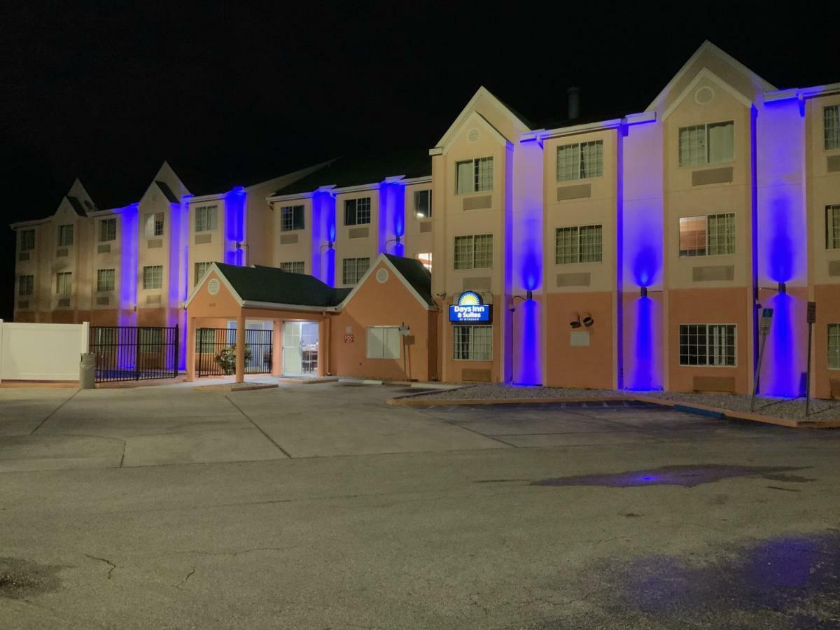 Days Inn & Suites By Wyndham Tampa/Raymond James Stadium Exteriör bild