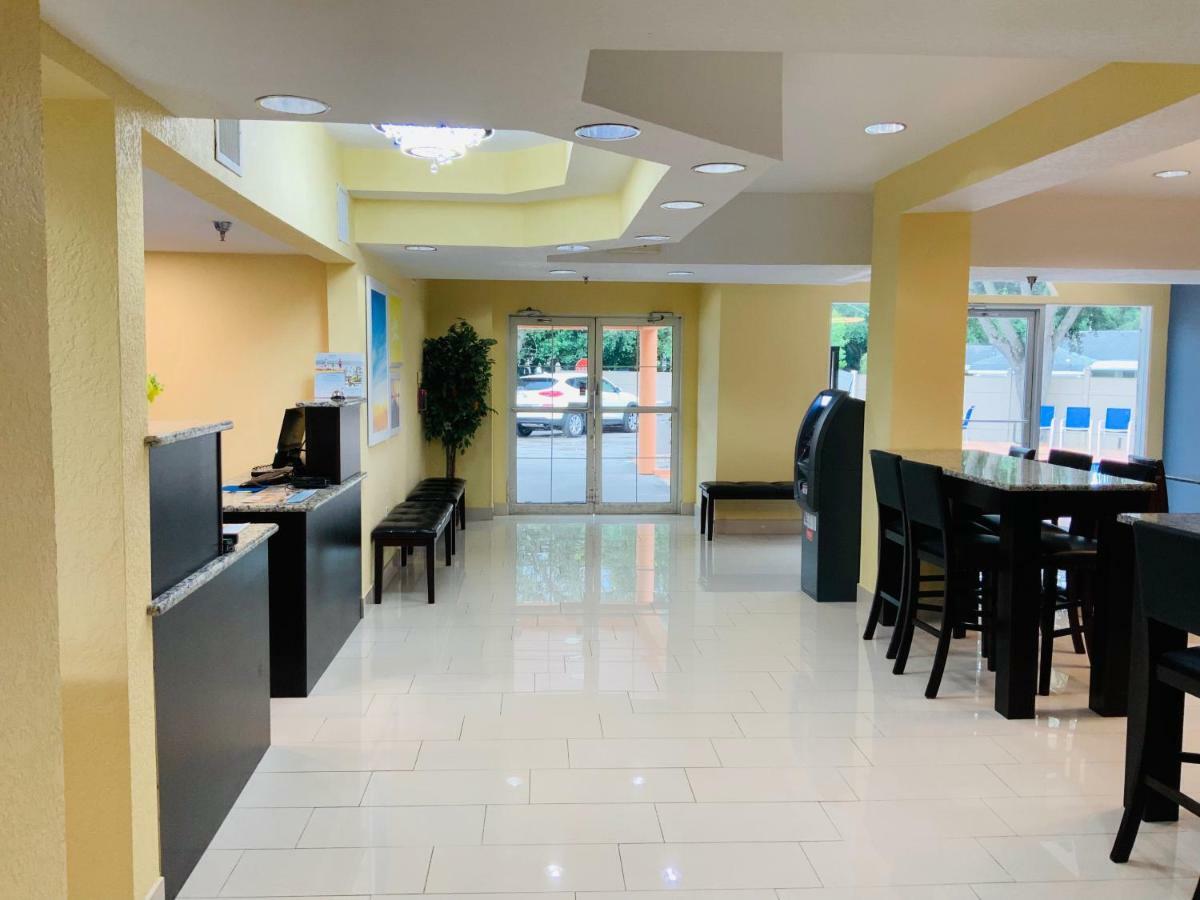 Days Inn & Suites By Wyndham Tampa/Raymond James Stadium Exteriör bild