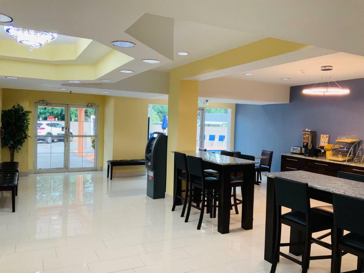 Days Inn & Suites By Wyndham Tampa/Raymond James Stadium Exteriör bild