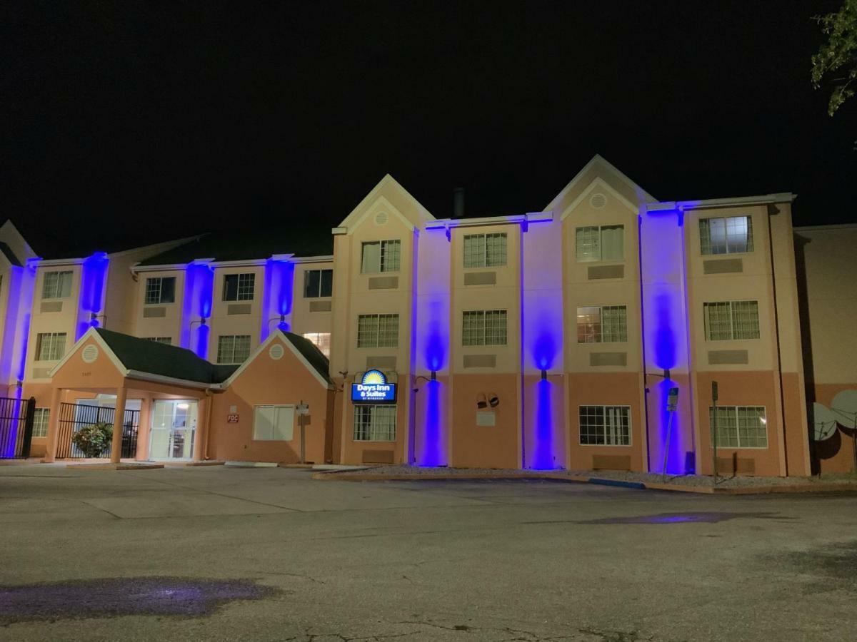 Days Inn & Suites By Wyndham Tampa/Raymond James Stadium Exteriör bild