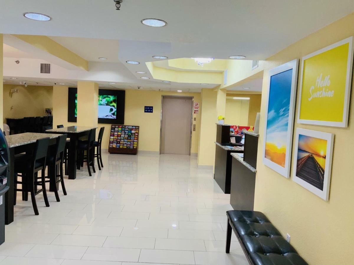 Days Inn & Suites By Wyndham Tampa/Raymond James Stadium Exteriör bild
