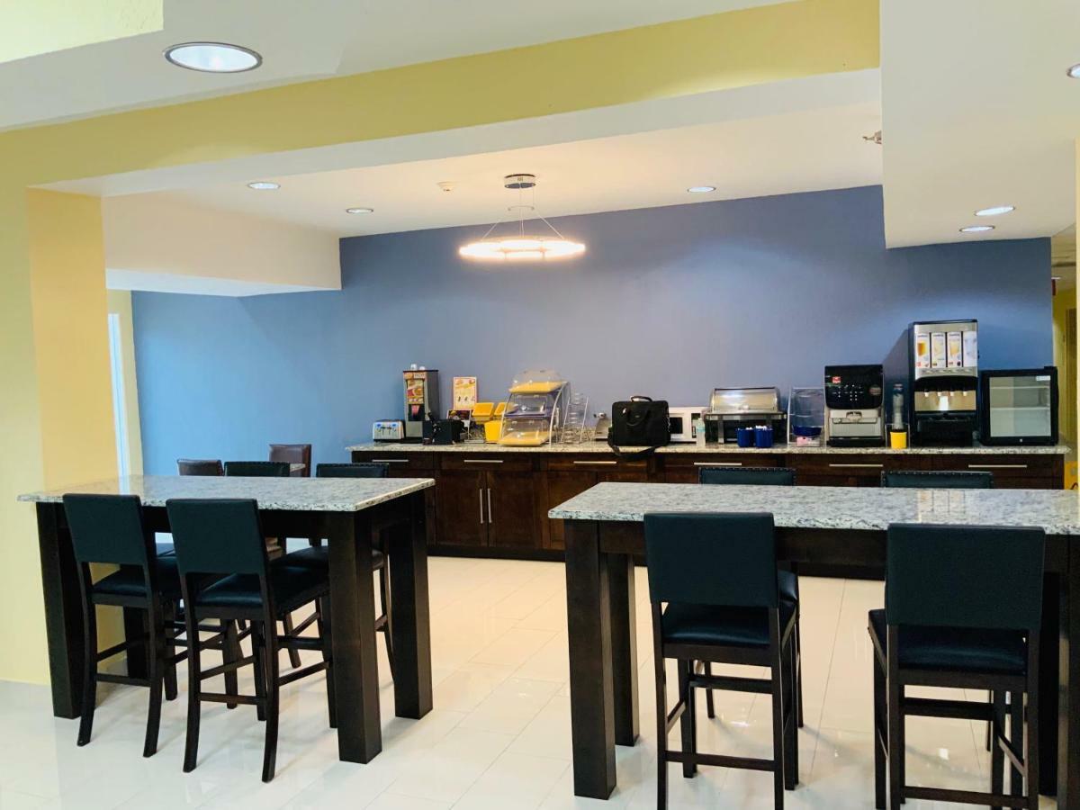 Days Inn & Suites By Wyndham Tampa/Raymond James Stadium Exteriör bild