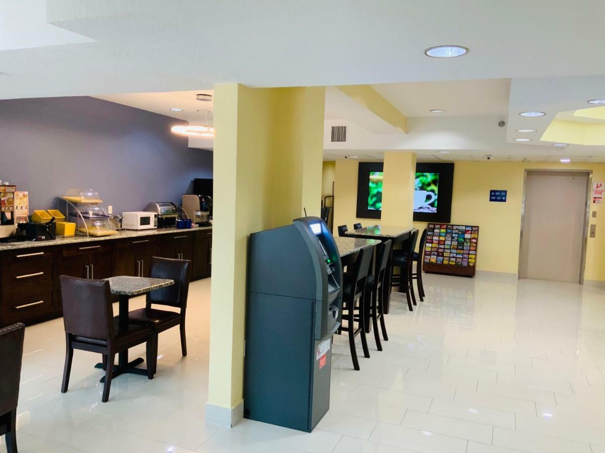 Days Inn & Suites By Wyndham Tampa/Raymond James Stadium Exteriör bild