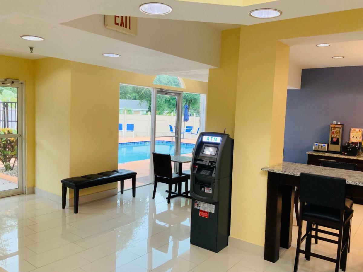 Days Inn & Suites By Wyndham Tampa/Raymond James Stadium Exteriör bild