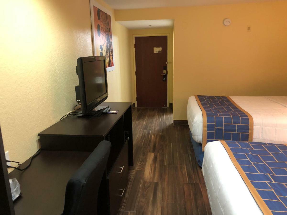 Days Inn & Suites By Wyndham Tampa/Raymond James Stadium Exteriör bild