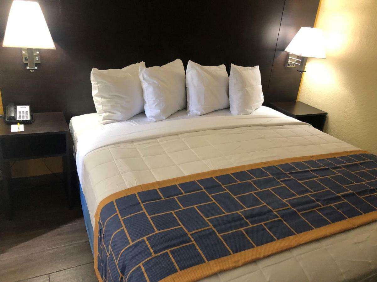 Days Inn & Suites By Wyndham Tampa/Raymond James Stadium Exteriör bild