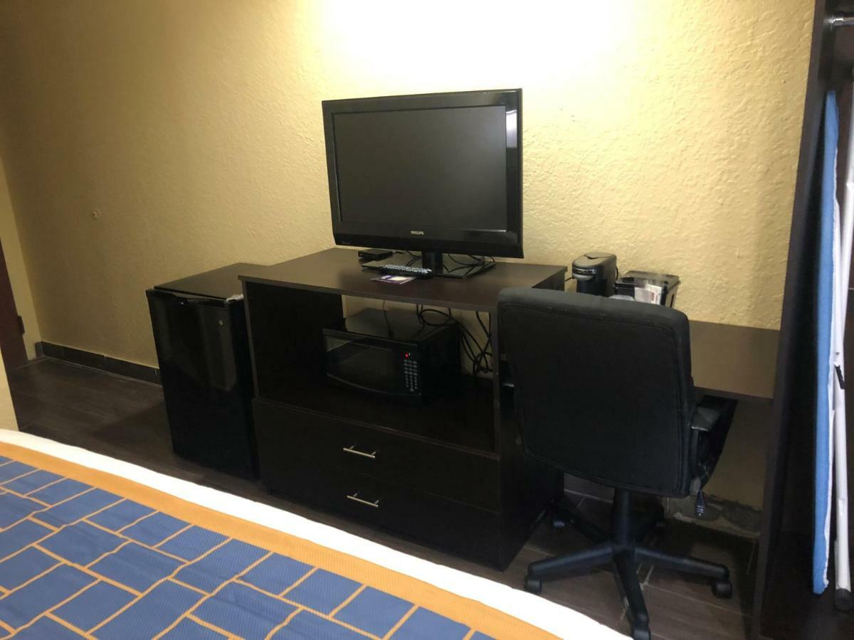 Days Inn & Suites By Wyndham Tampa/Raymond James Stadium Exteriör bild