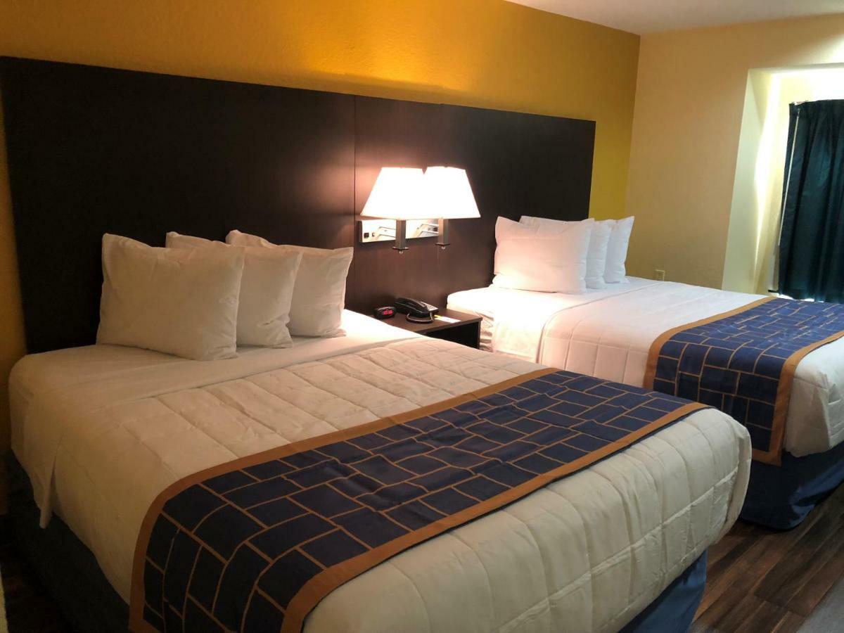 Days Inn & Suites By Wyndham Tampa/Raymond James Stadium Exteriör bild