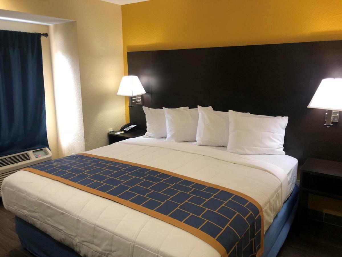 Days Inn & Suites By Wyndham Tampa/Raymond James Stadium Exteriör bild