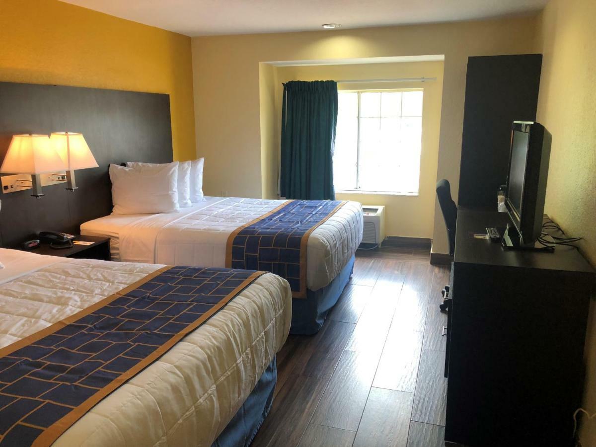 Days Inn & Suites By Wyndham Tampa/Raymond James Stadium Exteriör bild