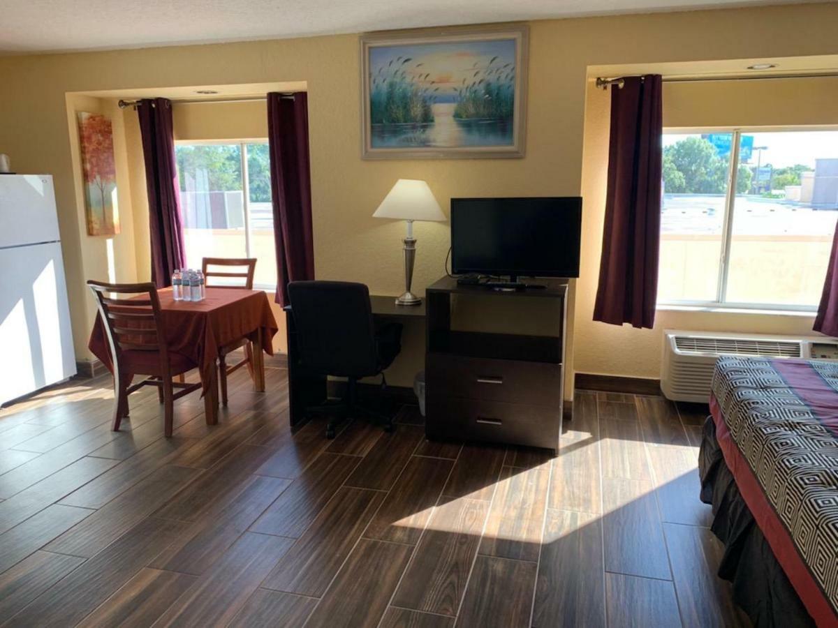 Days Inn & Suites By Wyndham Tampa/Raymond James Stadium Exteriör bild
