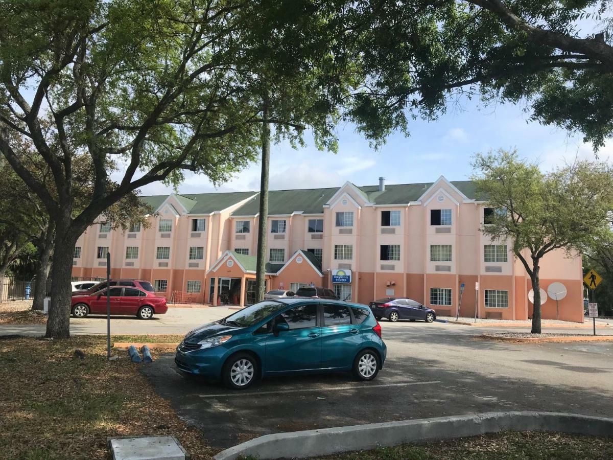 Days Inn & Suites By Wyndham Tampa/Raymond James Stadium Exteriör bild